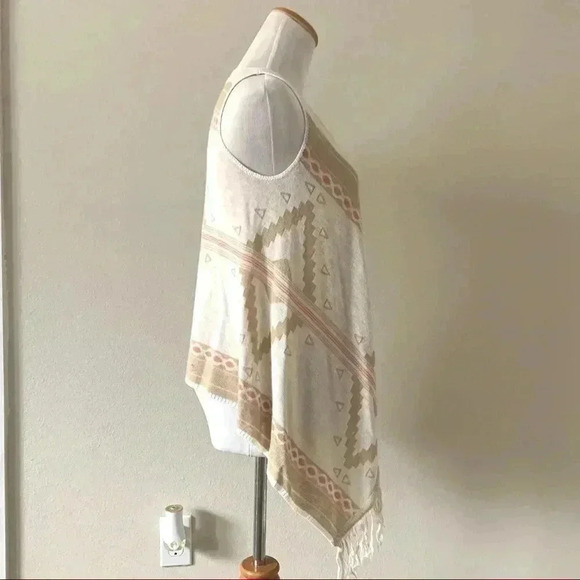 Sweet & Sinful cream and tan Aztec sleeveless shawl with fringe - Picture 3 of 6